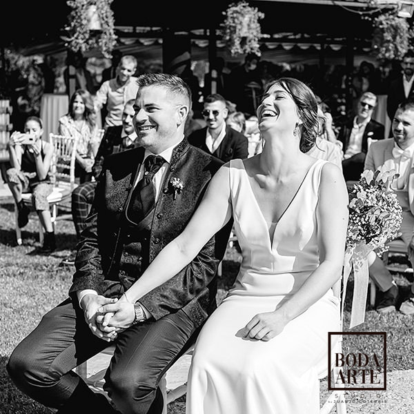 fotos de las risas de los novios durante la ceremonia