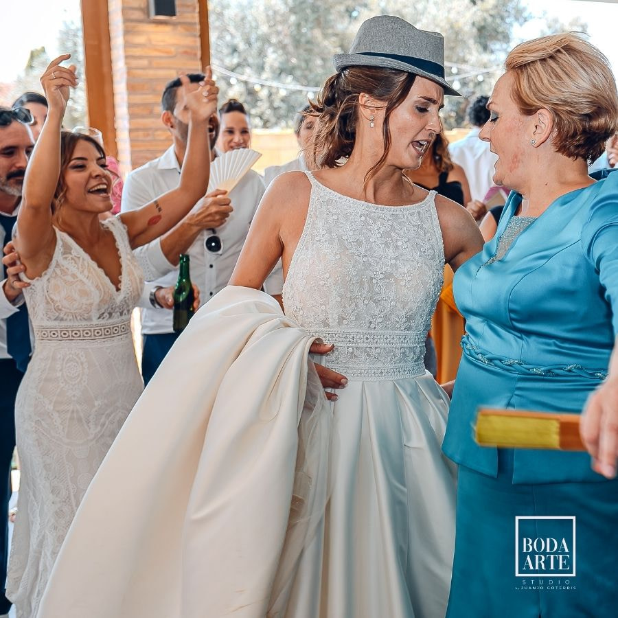 Foto novia bailando con la madrina
