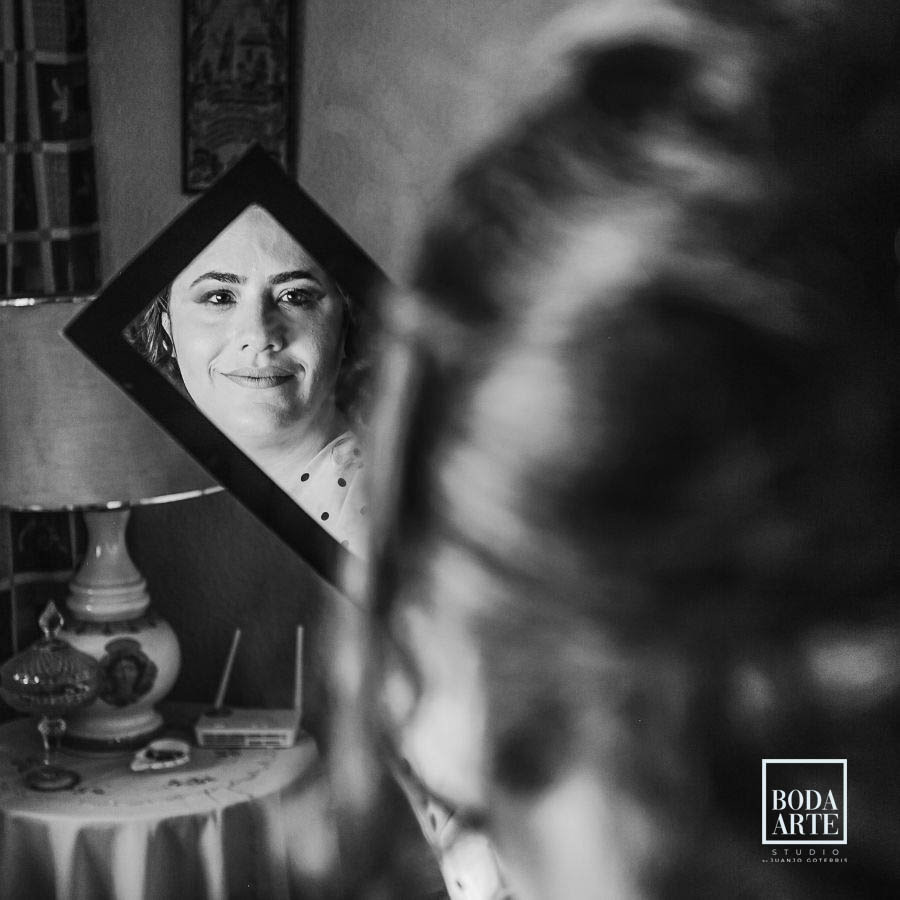 foto novia en el tocador de su casa